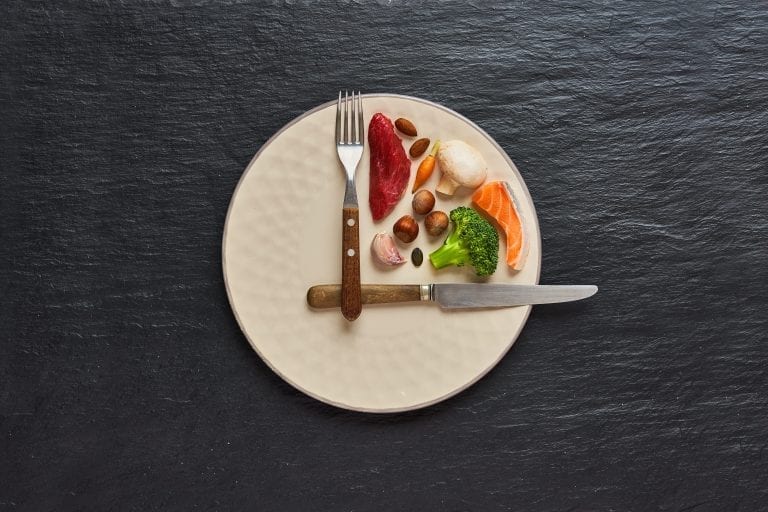 plate of healthy food with knife and fork portraying clock hands